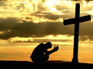 man_praying_before_the_cross